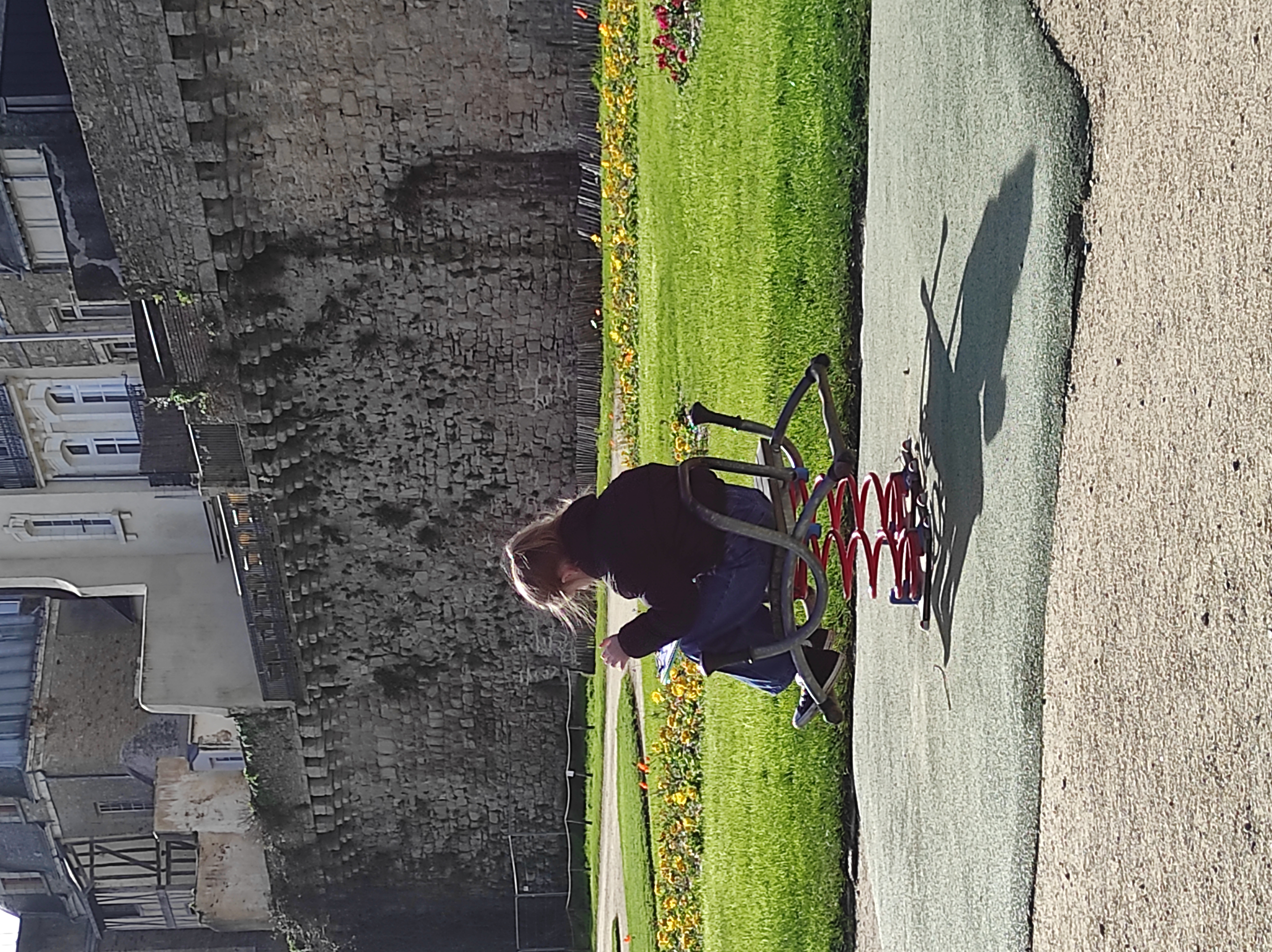 enfant qui joue aux jeux des jardins des remparts de la ville de vannes dans le Morbihan.