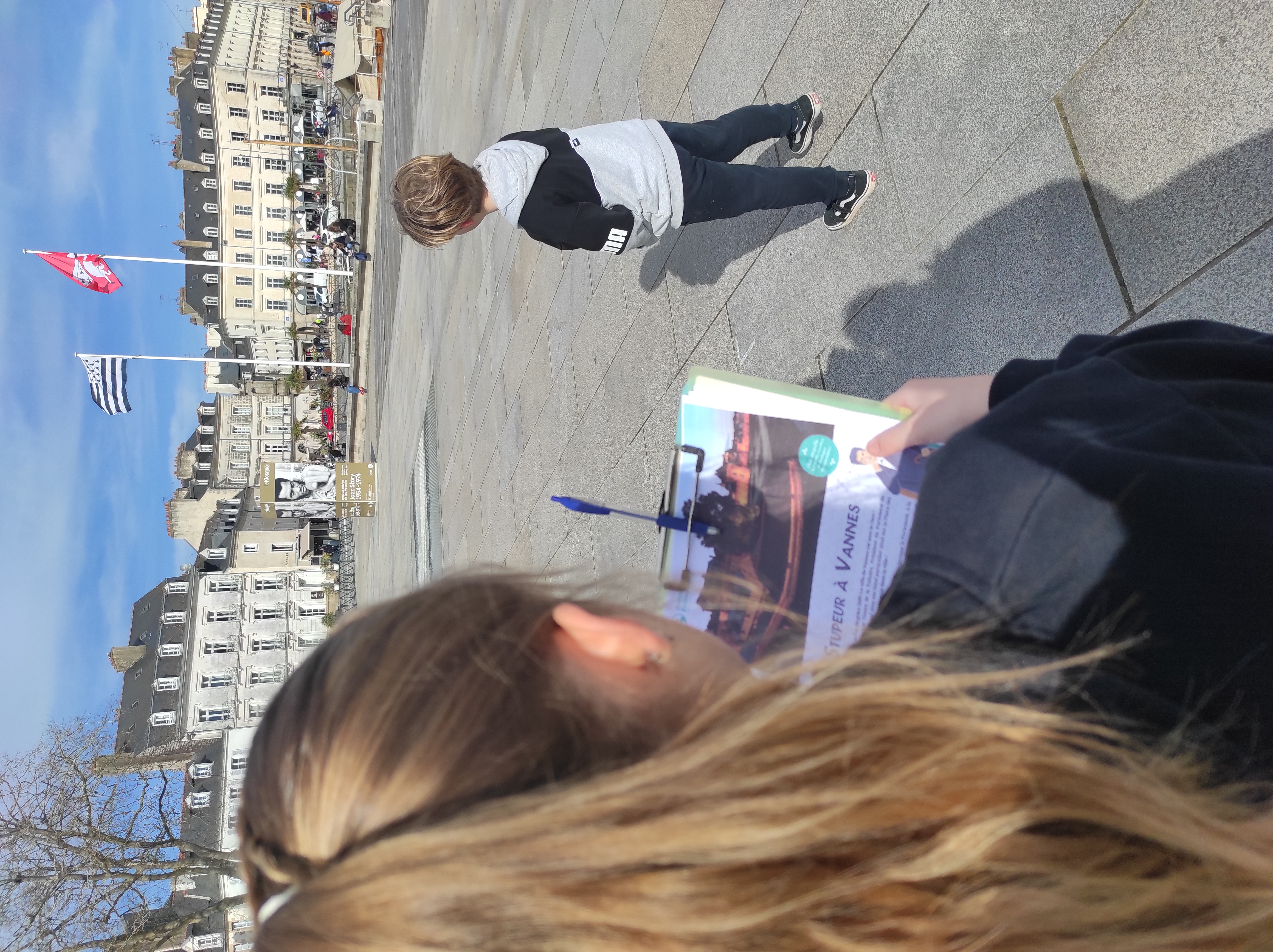 des enfants se baladent en famille à Vannes dans le Morbihan et testent le jeu de piste Stupeur à Vannes de Bretagne Buissonière.