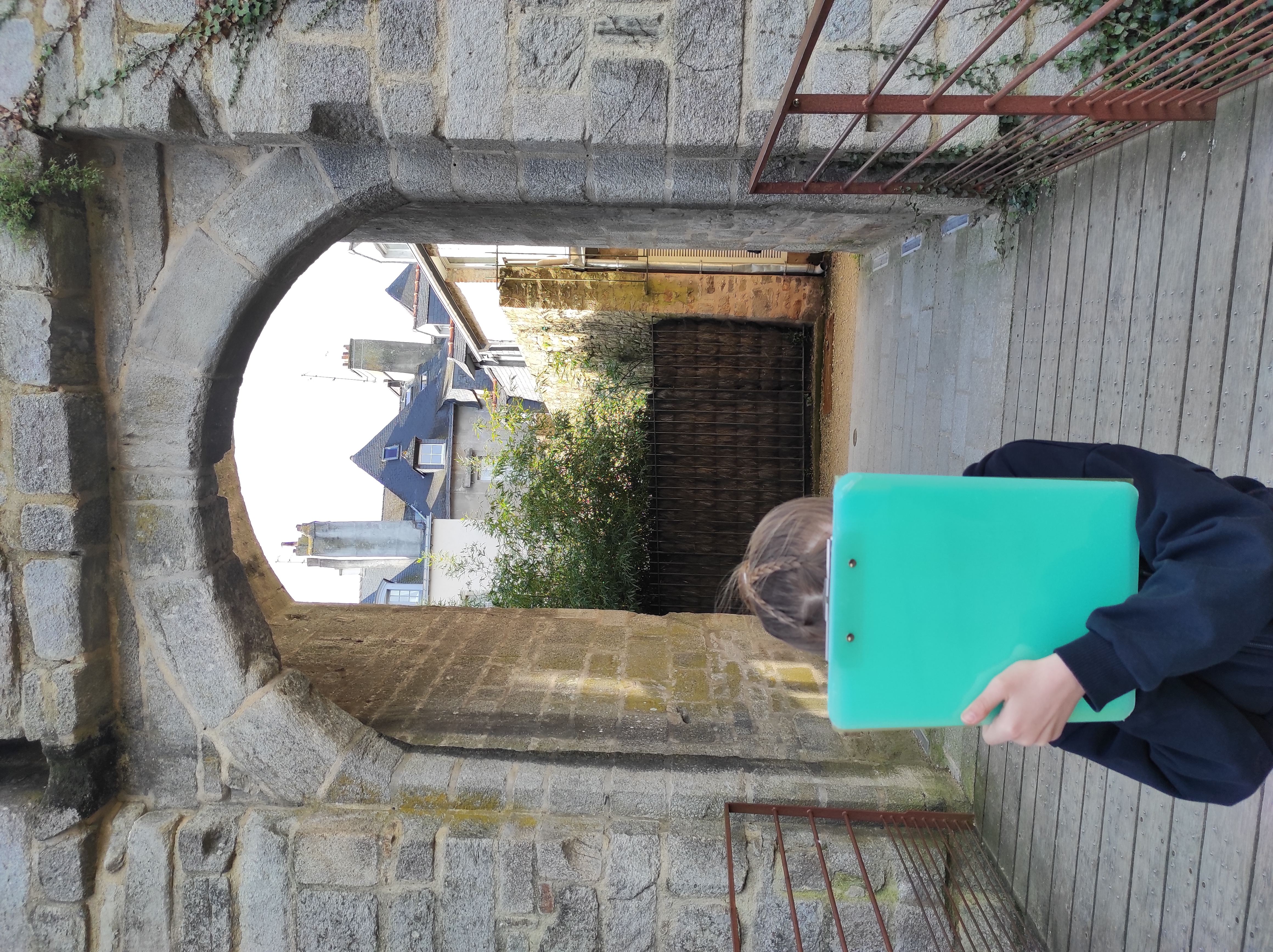 un enfant qui teste une visite jeu de piste de la ville de Vannes.